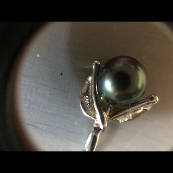 14K Maui Divers Black Tahitian Pearl Earrings - Picture 5 of 7